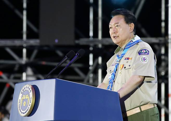 윤석열 대통령이 2일 오후 전북 부안 새만금 부지에서 열린 '2023 새만금 제25회 세계스카우트잼버리' 개영식에서 환영사를 하고 있다. 연합뉴스