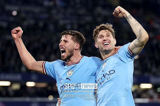 ▲ 후벵 디아스와 함께 맨체스터시티 수비를 지킨 존 스톤스. 미드필더가 아닌 수비수로 평가받기를 여전히 바라고 있다.