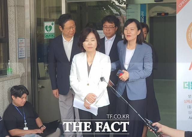 김은경 민주당 혁신위원장이 3일 서울 여의도 민주당 중앙당사 앞에서 기자회견을 하는 모습. 김 위원장은 "어르신들 마음을 상하게 한 점을 정중히 사과드린다"고 말했다. /신진환 기자