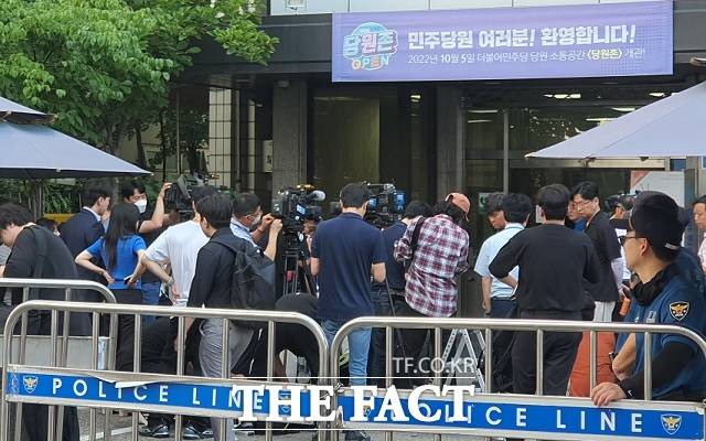 3일 서울 여의도 민주당 중앙당사 앞에서 김 위원장 기자회견을 취재하기 위한 취재진의 경쟁이 치열했다. /신진환 기자