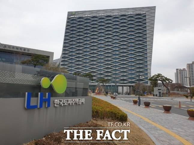 최근 국토교통부 전수조사에서 발주 아파트의 부실시공이 무더기로 드러났다. 특히 LH 전관 기업들이 관련된 공사들을 싹쓸이하면서 건설업계의 '이권 카르텔'에 대한 비판이 커지고 있다. 사진은 경남 진주시에 있는 LH 사옥 전경. /뉴시스