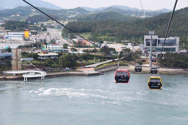 명량해상케이블카를 타면 울돌목 회오리 물살을 더욱 실감나게 볼 수 있다. ⓒ박준규