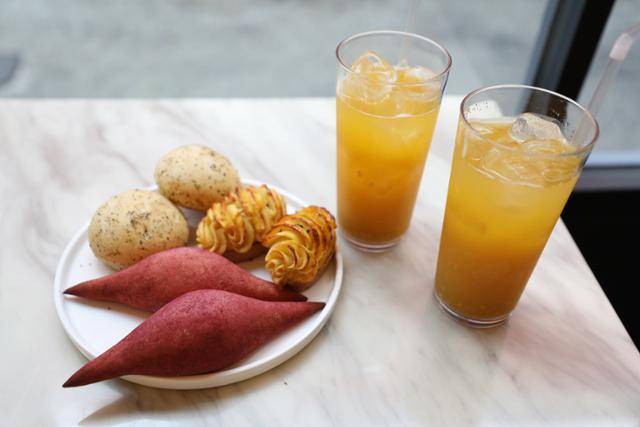 '해남고구마빵 피낭시에’ 제과점의 고구마빵과 감자빵 및 밤호박식혜. ⓒ박준규