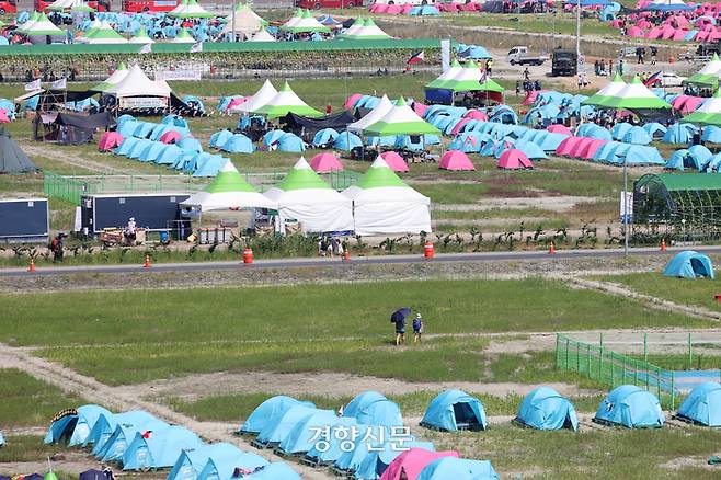 영국, 미국 등 2023 새만금 세계스카우트 잼버리 주요 참가국들이 폭염 및 미흡한 환경 등으로 조기 퇴영을 결정한 가운데 6일 전북 부안군 새만금 야영장 일부가 비어 있다. 부안|조태형 기자