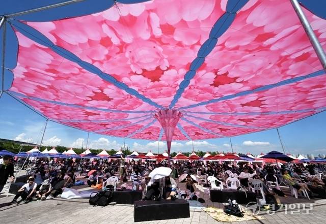 2023 인천 펜타포트 락 페스티벌 셋째날인 6일 인천 연수구 송도달빛축제공원 행사장 푸드코트에서 관객들이 화려한 그늘막에서 먹거리를 즐기고 있다. 장용준기자