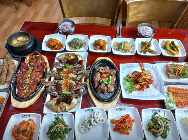 옛날시골밥상의 간장게장정식과 황태구이정식. 옛날시골밥상