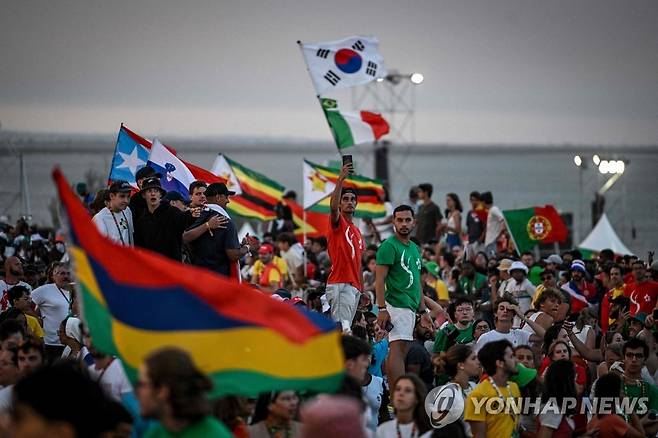 프란치스코 교황의 철야 미사에 참석하기 위해 모여든 전 세계 순례객들 (AFP=연합뉴스) 5일(현지시간) 포르투갈 리스본에 있는 테조 공원에는 프란치스코 교황의 철야 미사에 참석하려는 순례객 약 150만 명이 모였다. photo@yna.co.kr. 2023.08.05