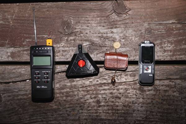 왼쪽부터 램포드, 삼각김밥, 펜듈럼, EVP녹음기