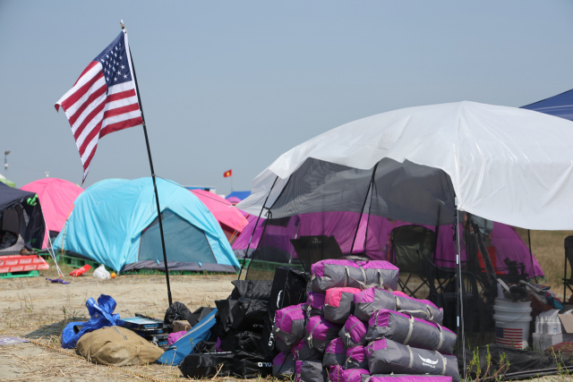 2023 새만금 세계스카우트잼버리에서 미국 대원들이 조기 퇴영한 6일 미국 야영장 한 곳에 접힌 텐트들이 쌓여 있다. 연합뉴스