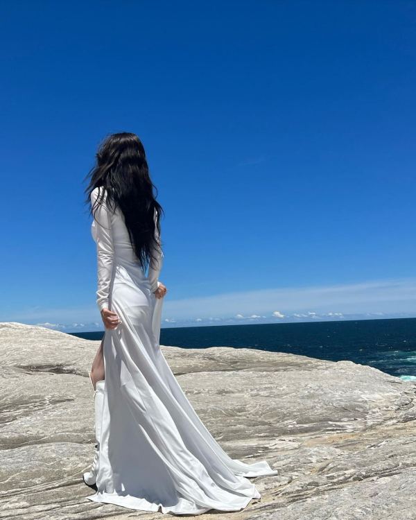 Group Aespa Karina boasted a refreshing visual that would blow away the heat.Karina posted several photos on her social media on Saturday with a wave-shaped emoji.In the photo, Karina posed in a pure white costume against the blue sky and the sea.He swept his hair off the wind and showed off his cool charm.Unrealistic Beautiful looks and cool visuals have inspired fans.Meanwhile, Aespa, to which Karina belongs, will release her English single Better Things on the 18th.