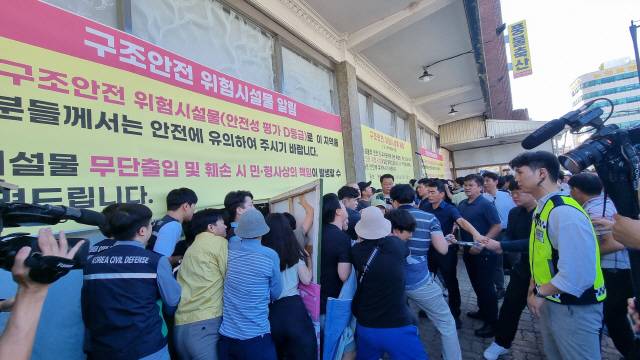 ▲ 원주시가 아카데미극장 철거를 앞두고 8일 오전 극장 내 자료들을 반출하기 위해 나섰으나 철거에 반대하는 아카데미의 친구들 범시민연대가 출입구를 막으면서 대치 상태가 4시간 가까이 계속되고 있다. 시는 안전사고 발생이 우려, 진입을 중단하고 긴급대책회의에 나선 상태다.