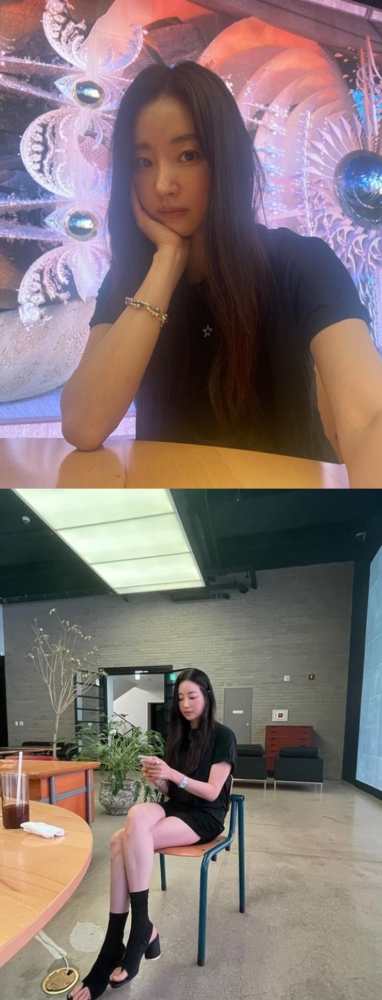 Actor Kim Sa-rang recently reported his recent status.On August 8, Kim Sa-rang posted several photos on her personal SNS.In the photo, Kim Sa-rang wore a neat all-black fashion and left a self-portrait in a cafe interior. In other photos, Kim Sa-rangs luxury legs were also impressed by those who were exposed.The nurse who watched the picture responded to the smell of the goddess, the appearance of the goddess, the appearance of the goddess, and the appearance of the goddess.
