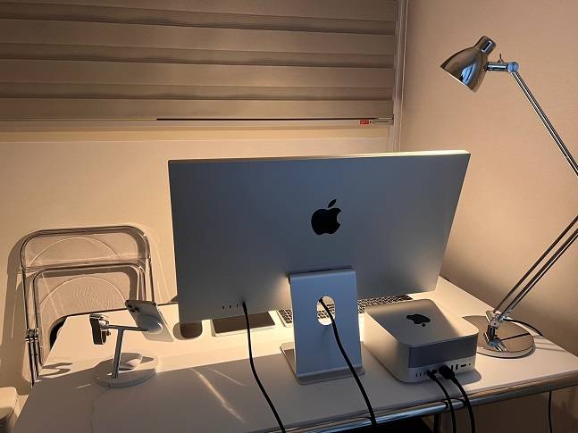 애플 맥 스튜디오와 스튜디오 디스플레이, 트랙패드 등을 연결해 애플 생태계를 완성한 모습 /사진=백유진 기자 byj@