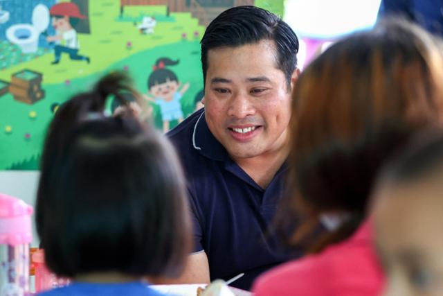 태국 라마 10세의 둘째 아들 바차라에손 위왓차라웡이 8일 수도 방콕의 왕실 후원 보육원을 찾아 아이들과 이야기를 나누고 있다. 방콕=로이터 연합뉴스