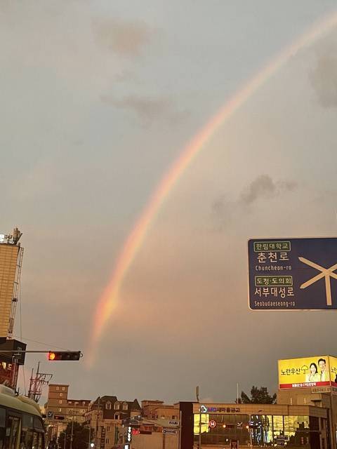▲ 9일 오후 7시 30분 현재 태풍을 앞두고 간간히 비를 뿌리며 바람이 불고 있는 가운데 춘천 팔호광장에 무지개가 떠있다. 유승현