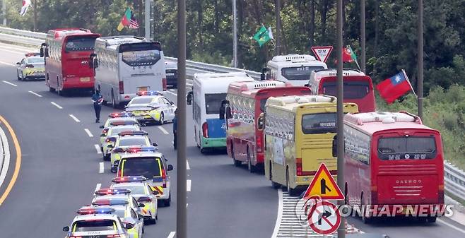 잼버리 대원 탑승 버스 (부안=연합뉴스) 최영수 기자 = 2023 새만금 세계스카우트 잼버리 대원들을 태운 버스가 8일 전북 부안군 잼버리 야영장을 떠나고 있다. 2023.8.8 kan@yna.co.kr