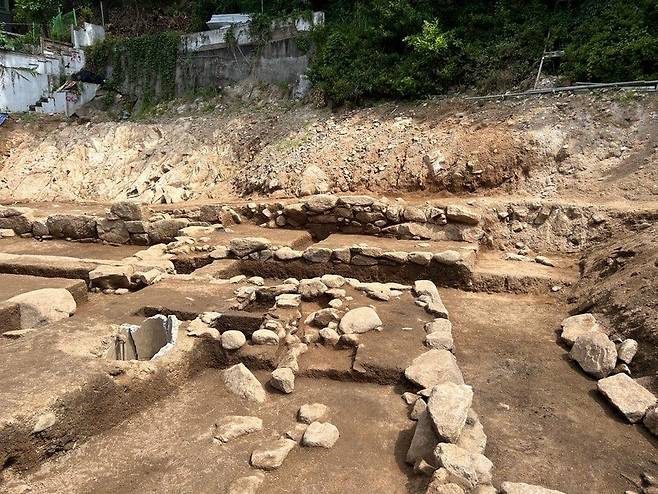 고려시대 건물터로 추정되는 유적 (서울=연합뉴스) 김예나 기자 = 서울 종로구 구기동의 한 건물 신축 부지 모습. 발굴 조사 결과 난방시설을 갖춘 건물터, 기와 조각 등이 확인됐다. 지난 4일 현장 모습. 2023.8.9
yes@yna.co.kr