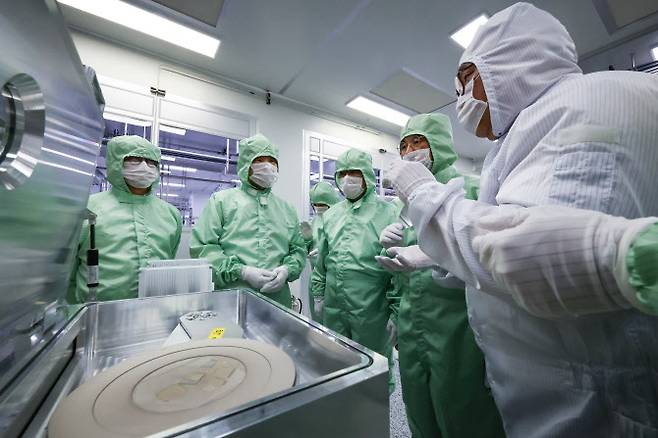 이주호 부총리 겸 교육부 장관이 20일 오전 서울 관악구 서울대학교에서 열린 반도체공동연구소 협의체 출범식 참석 후 서울대 반도체공동연구소 시설을 견학하고 있다.(사진=연합뉴스)