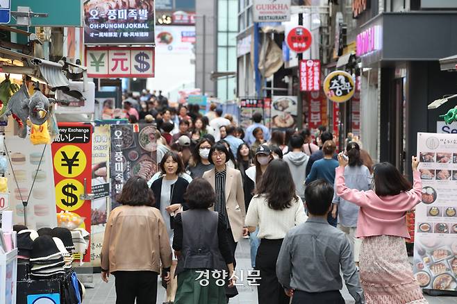 코로나19 여파로 감소했던 외국인 관광객들이 다시 늘어나고 있는 추세인 지난 4월4일 서울 중구 명동 거리에 관광 온 외국인과 시민들로 북적거리고 있다. 한수빈 기자