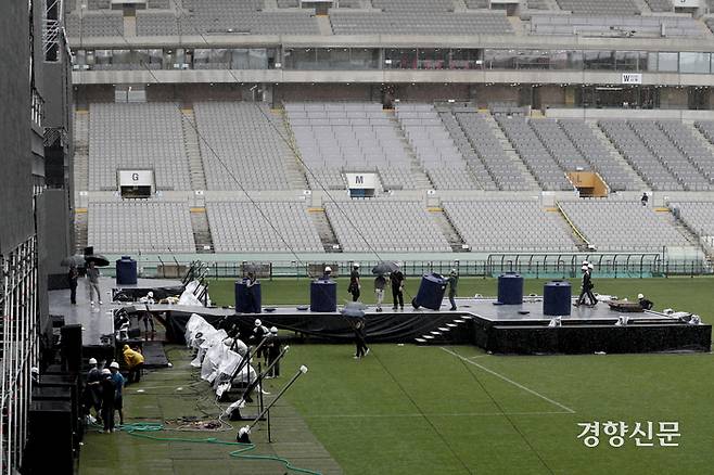 태풍 ‘카눈’이 북상중인 10일 서울월드컵경기장에서 행사 관계자들이 2023 새만금 세계 스카우트 잼버리 ‘K팝 슈퍼 라이브’ 콘서트를 위한 무대를 준비하고 있다. 문재원 기자