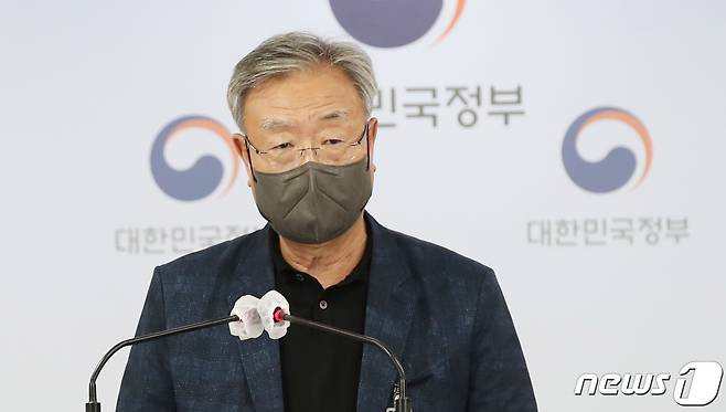 백정기 충남대학교 전파정보통신공학과 명예교수가 1일 오후 서울 종로구 정부서울청사에서 휴대용 선풍기 전자파 검증 결과 관련 설명을 하고 있다. 이날 과기정통부는 '암을 유발하는 수준의 전자파가 발생한다'고 한 환경단체가 주장한 휴대용 선풍기들이 측정 결과 모두 인체에 안전한 것으로 나타났다고 밝혔다. 2022.8.1/뉴스1 ⓒ News1 박지혜 기자