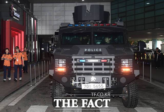 2023 새만금 제25회 세계 스카우트 잼버리 폐영식과 K-팝 콘서트를 앞둔 11일 오전 서울 마포구 월드컵 경기장 내부에서 전술 장갑차가 순찰을 하고 있다.