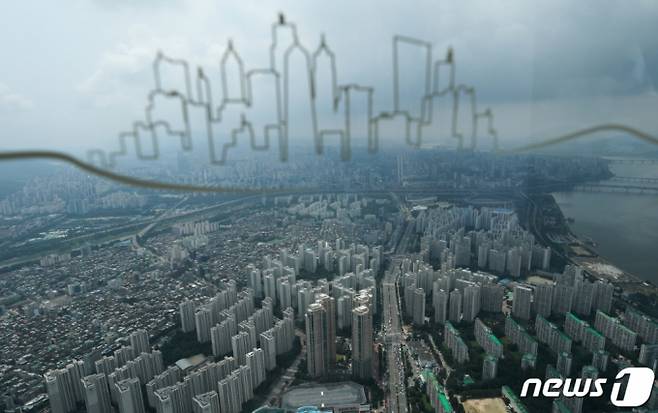 (서울=뉴스1) 안은나 기자 = 24일 서울 송파구 롯데월드타워 서울스카이에서 시내 아파트 단지가 보이고 있다. 국토교통부는 오는 25일부터 집값 띄우기 등 방지를 위해 공동주택(아파트) 실거래가 공개 시 등기정보를 함께 공개한다. 2023.7.24/뉴스1 Copyright (C) 뉴스1. All rights reserved. 무단 전재 및 재배포 금지.