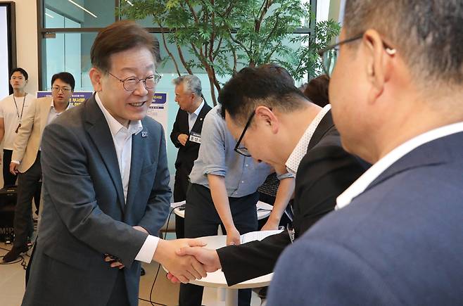 이재명 더불어민주당 대표가 8월8일 광명시자영업지원센터에서 열린 민생채움단 취약 차주 소상공인·자영업자 보호 현장간담회에서 인사를 나누고 있다. ⓒ뉴스1