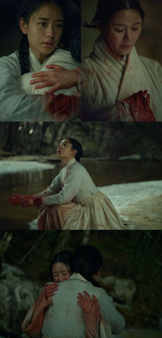  ⁇ Couple ⁇  Ahn Eun-jin and Lee Da-in are covered in blood. What the hell happened to Hers?MBC Gilt Drama  ⁇  Couple  ⁇  (planned by Hong Seok-woo / directed by Kim Sung-yong Chun Soo-jin / playwright Hwang Jin-young) is a human history melodrama that deals with the love of couples and the vitality of the people through the Qing invasion of Joseph.On August 5, the news of the outbreak of the Qing invasion of Joseon was broadcast on the 2nd broadcast, and on the 3rd broadcast on August 11, the horrors of the war were revealed in earnest and shocked the house theater.In the peaceful town of Neunggun-ri, the larvae came out to the Righteous Army, shouting for a cause and a cause, but the reality was so different from what they had imagined, that the Righteous Army was brutally killed by the enormous attack of the Qing army.Righteous armies did not reach the Namhansanseong where the king escaped, rather than keeping the king.As soon as the sickness of King invasion of Joseph reached the people, viewers watched with anxiety and sadness as to how heartbreaking situations would unfold.In the midst of this, the production team of  ⁇ Couple ⁇  on the 12th will focus attention by revealing the desperate moments of Mr. Aigi Yu Gil-chae (Ahn Eun-jin) and Kyung Eun Ae! (Lee Da-in) who grew up well before the 4th Broadcasting.In the photo, Yu Gil-chae and Kyung Eun Ae! Are hugging each other with red blood on their faces and hands for some reason. Eun Ae!Earlier, the production team of  ⁇ Couple ⁇  made headlines by revealing the images of the two Mr. Aigi who left jinan-gil in the fluttering snow. At that time, the two Mr. Aigi were dressed clean and warm.What happened to the two Mr. Aigi? It is pathetic and curious to see what kind of fateful vortex the two women, who grew up fine, will be swept away in the war.In this regard, the production team of  ⁇  Couple  ⁇  begins the suffering of the four main characters in earnest from the 4th broadcast today (12th).Among them, Yu Gil-chae and Kyung Eun Ae! face a shocking and tragic situation that could not have been imagined in their previous lives, and the emotional lines of the two characters are stormy.Ahn Eun-jin and Lee Da-in The two actors portrayed the devastating situation of Yu Gil-chae and Eun Ae! With delicate and dramatic acting skills.As the admiration was poured in the field, I would like to ask the audience for their interest and expectation on how they will be portrayed in this drama. ⁇ Couple  ⁇  4 times will be broadcasted at 9:50 pm on the 12th (today).Couple.