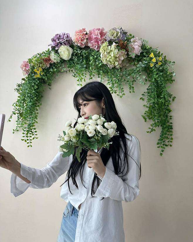 Group OH MY GIRL member Arin showed off her perfect visual.On the 12th, Arin posted several photos along with an article entitled My Brothers Work through his personal SNS.In the open photo, Arin is taking a self-portrait with a bouquet of flowers, especially his distinctive features and innocent atmosphere.The netizens who saw this were very beautiful, and there were various reactions such as  ⁇   ⁇   ⁇ ,  ⁇   ⁇   ⁇   ⁇ ,  ⁇   ⁇   ⁇   ⁇   ⁇ ,  ⁇ SO PRETTY  ⁇ .IMBC  ⁇  Photo Source Arin SNS