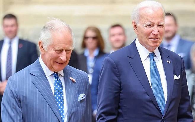 지난 7월 영국 국왕 찰스 3세(왼쪽)가 영국을 방문한 조 바이든 미국 대통령을 윈저성에서 맞이한 뒤 함께 이동하고 있다. 게티이미지 제공