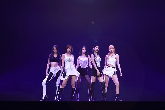 Group LE SERAFIM (FLAME RISES) First singlesness Tour Seoul performance Opening! is bringing hot topics online.On the afternoon of the 13th, Seoul Jamsil Indoor Gymnasium held LE SSERAFIM (Kim Chaewon, Sakura, heo yun-jin, Kazuha, Hong Eun-chae) 2023 Singleness Tour Frame Rise (FLAME RISES).This performance was held for two days following the previous day, and after the performance on the first day, Opening! stage video spread around online community and various platforms and attracted many topics.LE SSERAFIM, who created Opening! With a huge media art performance, was surprised to go back one by one.The members went in order and added excitement and added performance fun on the spot.In fact, on the day of the opening! After finishing the stage, members also praised themselves as Opening! Was not it great? In particular, Kim Chaewon said, Did you think we had fallen?I was proud of the performance that fell behind the stage, and the fans responded with cheers.Immediately after the performance, the LE SSERAFIM group crash performance has attracted many topics, divided into various opinions online.First of all, praise for the perfect sum of members, I think I practiced really a lot and I really feel it are the main praise.On the other hand, some people express their concerns in responses such as I am going to get hurt, I am going to fall down, It looks too dangerous, and No matter how safe it is.Meanwhile, LE SSERAFIMs first singles world tour, which has attracted a lot of attention as a performance of the girl group concert, will lead to three cities in Japan including Nagoya, Tokyo and Osaka, followed by Hong Kong, Jakarta and Bangkok.Photograph: Sos Music