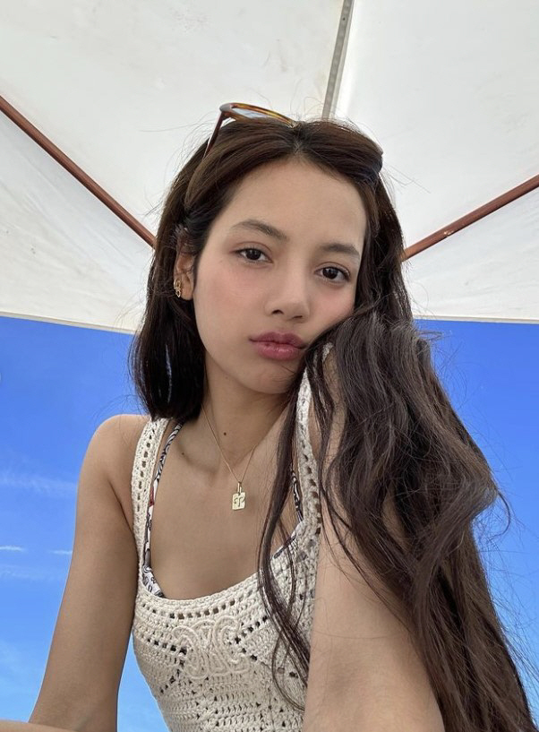 Group BLACKPINK Lisa has been caught up in a secondary romance rumour.Local media, including Sohu.com, reported that Lisa enjoyed family trips with the Louis Vuitton-Moet Hennessy (LVMH) family.Lisa recently posted several photos of her trip to Italy through her social networking site.In the public photograph, Lisa is wearing a bikini, swimming, or taking a picture in a hot spot.However, it was suspected that Lisa took the photograph with the photograph of Gerald Guiot, the second daughter-in-law of the LVMH family.It was also suggested that the place where Lisa enjoyed dinner was the same as the place in the Photograph taken by the fiancee of the youngest son of the LVMH family, Arnaud Clément.Actually, the place in the Photograph that two people uploaded and the place in the Photograph that Lisa revealed are very similar to the surrounding structures and interior accessories.In particular, Frederic, who had a romance rumor with Lisa at the same time, also revealed a photogram taken with his brothers Alexandre and Jean in Taormina, raising doubts as to whether he enjoyed a family trip with Lisa.Lisa was caught up in a romance rumour with Frederic Arnaud Clément last month when the pair enjoyed a date at a restaurant in Paris, France.Frederic Arnaud Clément is the third son of Bernard Arnaud Clément, the head of the French luxury brand group LVMH, ranked second in the world by Forbes, and is also the CEO of luxury watch brand TAG Heuer.Lisa, a member of the K-pop strongest girl group BLACKPINK, who is heating up the whole world, and romance rumor of the world-class chaebol II have become hot topics, but her agency YG Entertainment (YG) has not made any comment.As a result, YGs position on Lisa and Frederics second romance rumor has also come to the fore.YG has recently acknowledged the excellence of the index and security, so there is a growing expectation that other reactions may come out.