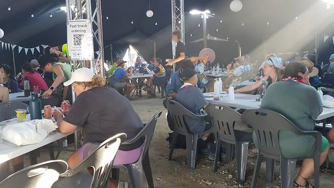 잼버리 델타구역 독일 푸드하우스에서 음식과 음료를 마시며 친교활동을 하고 있는 스카우트 대원들.2023.08.05/사진= 유동주 기자