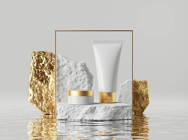 패션과 백화점, 이커머스 기업 등이 K-뷰티에 뛰어들면서 화장품 시장 경쟁이 치열해지고 있다. 사진은 기사 내용과 무관함. /이미지투데이