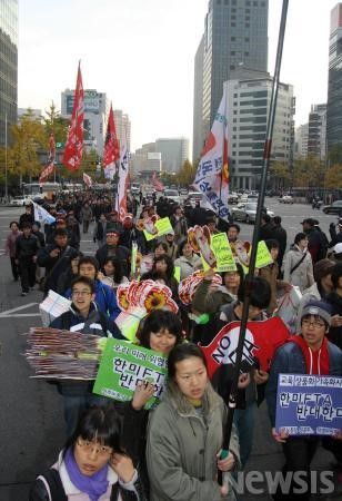 2006년 11월 22일 오후 한미 FTA 반대 집회에 합류하기위해 서울역을 출발행진하는 시위대가 시청으로 향하고 있다./뉴시스