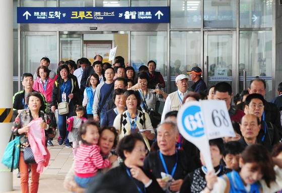 2016년 10월 제주시 건입동 제주항여객국제터미널에서 중국인 크루즈 관광객들이 제주 관광을 위해 입국하고 있다. 이들은 약 6시간 동안 제주에 머무르며 용두암과 면세점 등을 방문했다. 2016.10.19/뉴스1