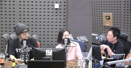 Broadcaster Park Myeong-su Confessions Passionate Love for Wife, DaughterKBS Cool FM Park Myeong-sus Radio show broadcasted on the 16th appeared in the corner of Confessions and Lee Hyun-yi, a broadcaster.Lee Hyun-yi said, Husband was angry when I was playing with my friends until 2 am before marriage.After hanging up the phone, I took Taxi from Sinsa-dong to Gapyeong. I paid 200,000 won for Taxi. Park Myeong-su also explains why he broke a plane ticket to New York City for his wife before marriage. Wife went to the test.I was so scared to go to New York City alone, but I overcame it and went there. I went to New York City and had dinner and got along well. In addition, Park Myeong-su said, Love is not free. Passion is necessary. My daughter Minseo wanted to eat bagels yesterday, so I bought it after weighing on a motorcycle.