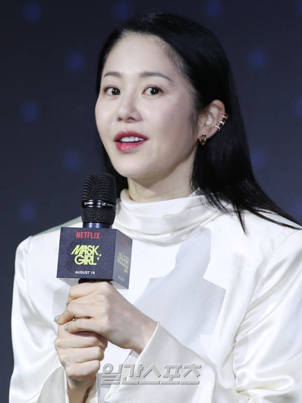 배우 고현정이 16일 오전 서울 종로구 JW 매리어트 동대문 스퀘어 서울에서 열린 넷플릭스 오리지널 '마스크걸' 제작발표회에 참석해 인사말을 하고 있다. '마스크걸'은 외모 콤플렉스를 가진 평범한 직장인 김모미가 밤마다 마스크로 얼굴을 가린 채 인터넷 방송 BJ로 활동하면서 의도치 않은 사건에 휘말리며 벌어지는 이야기로, 김모미의 파란만장한 일대기를 그린 넷플릭스 시리즈로 오는 18일 공개. 서병수 기자 qudtn@edaily.co.kr /2023.08.16/