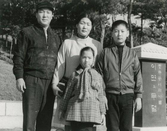 윤석열 대통령의 부친 고 윤기중 연세대 명예교수가 15일 향년 92세를 일기로 별세했다. 사진은 고인(맨 왼쪽)의 생전 모습. 맨 오른쪽이 윤 대통령이다. 사진 대통령실