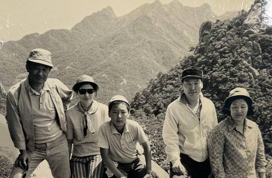 어린 시절 윤석열 대통령(가운데)과 윤기중 명예교수(오른쪽에서 두 번째)가 함께 산을 올랐던 모습. 사진 대통령실