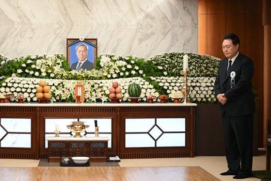 윤석열 대통령이 15일 오후 서울 서대문구 신촌세브란스병원 장례식장에 마련된 부친 윤기중 연세대 명예교수의 빈소를 지키고 있다. 사진 대통령실