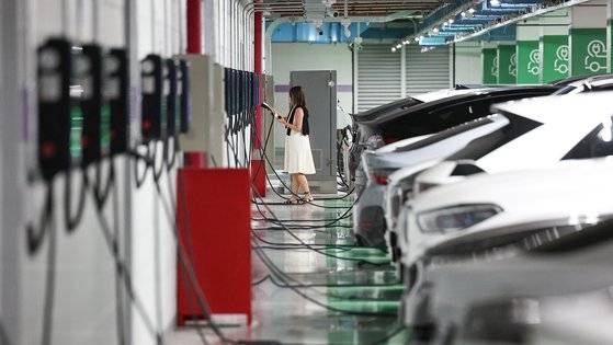 서울 시내 한 전기차 충전소에서 한 시민이 차를 충전하고 있다. 연합뉴스