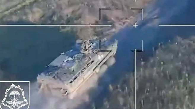 러시아의 무인기 란셋(Lancet)이 우크라이나의 스트라이커 장갑차를 쫓아가고 있다.