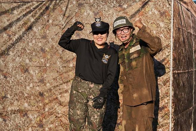 지니TV 드라마 ‘신병 2’에 특별 출연해 박민석 역 배우 김민호와 함께 인증사진을 촬영한 개그우먼 이수지(오른쪽). 사진 A2Z엔터테인트먼트·네오엔터테인먼트