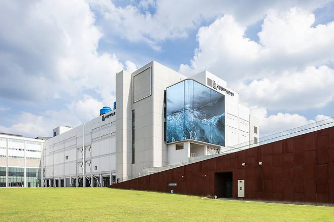 국립현대미술관 청주의 미디어 캔버스서 WAVE가 구현 중이다