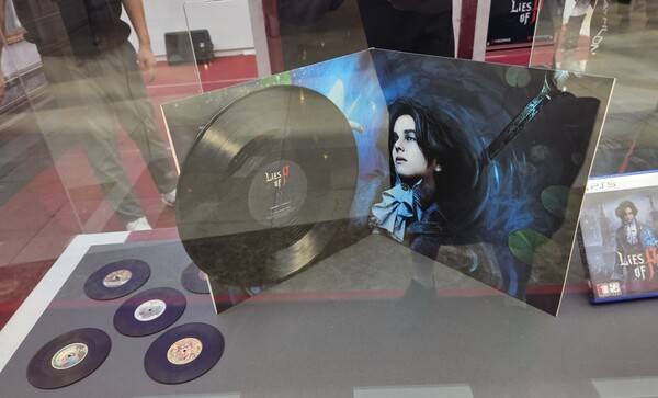 - 스페셜 앨범 LP판은 플레이어 없어도 갖고 싶은 정도