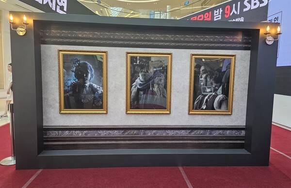 - 한 쪽에 전시된 등장인물 초상화