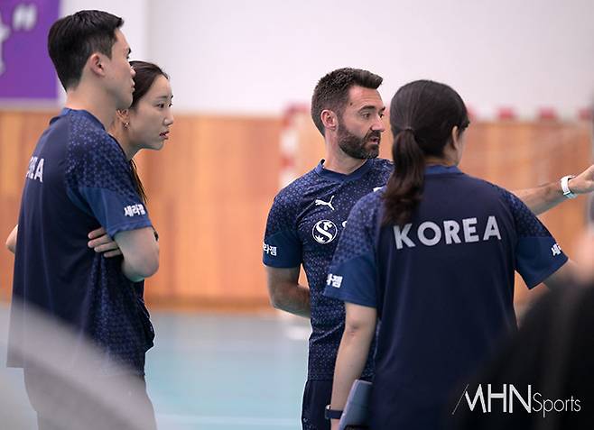 한국 여자배구 대표팀 세자르 감독(가운데)ⓒMHN스포츠 이지숙 기자
