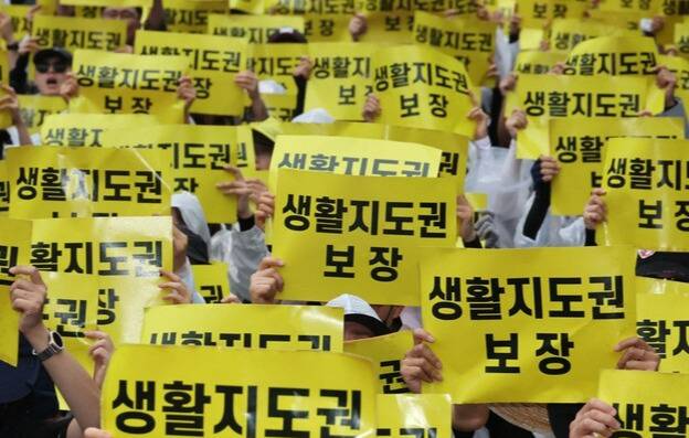 8월12일 서울 종각역 인근 도로에서 열린 제4차 안전한 교육 환경을 위한 법 개정 촉구 집회에서 참여한 교사 등이 손팻말을 들고 구호를 외치고 있다. 연합뉴스